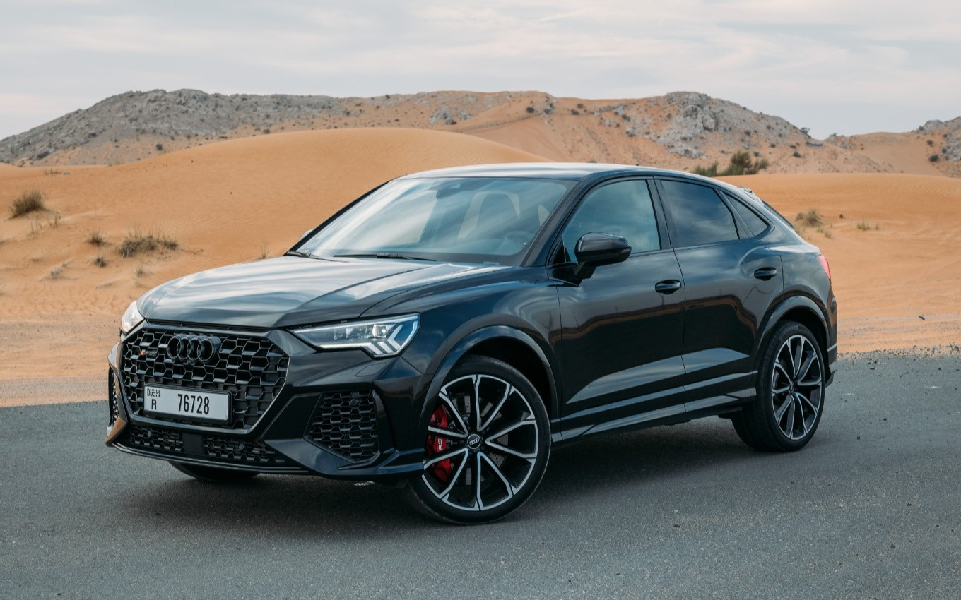 Schwarz Audi RSQ3 zur Miete in Dubai