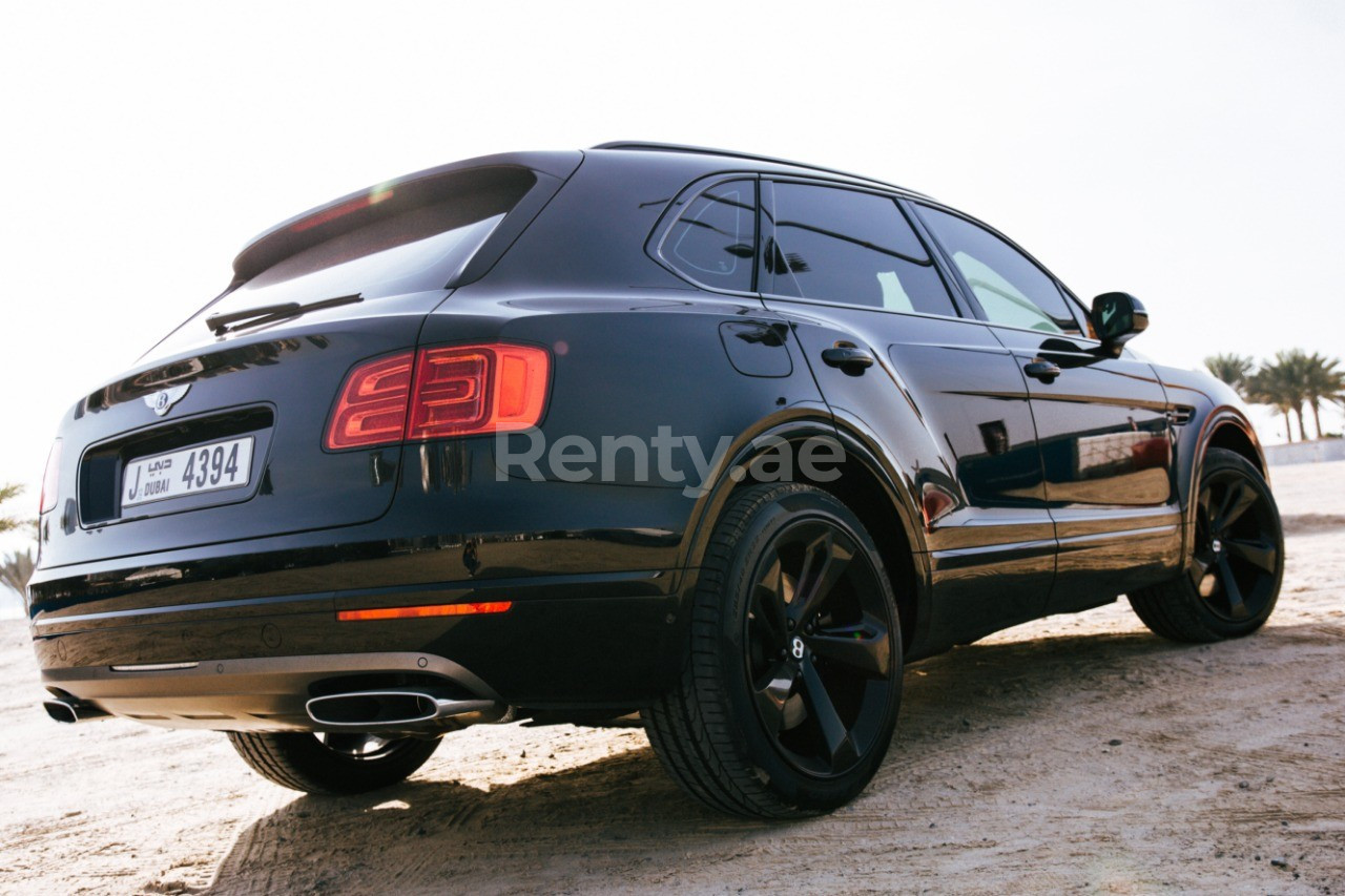 Noir Edition W-12 Bentley Bentayga en location à Abu-Dhabi 3