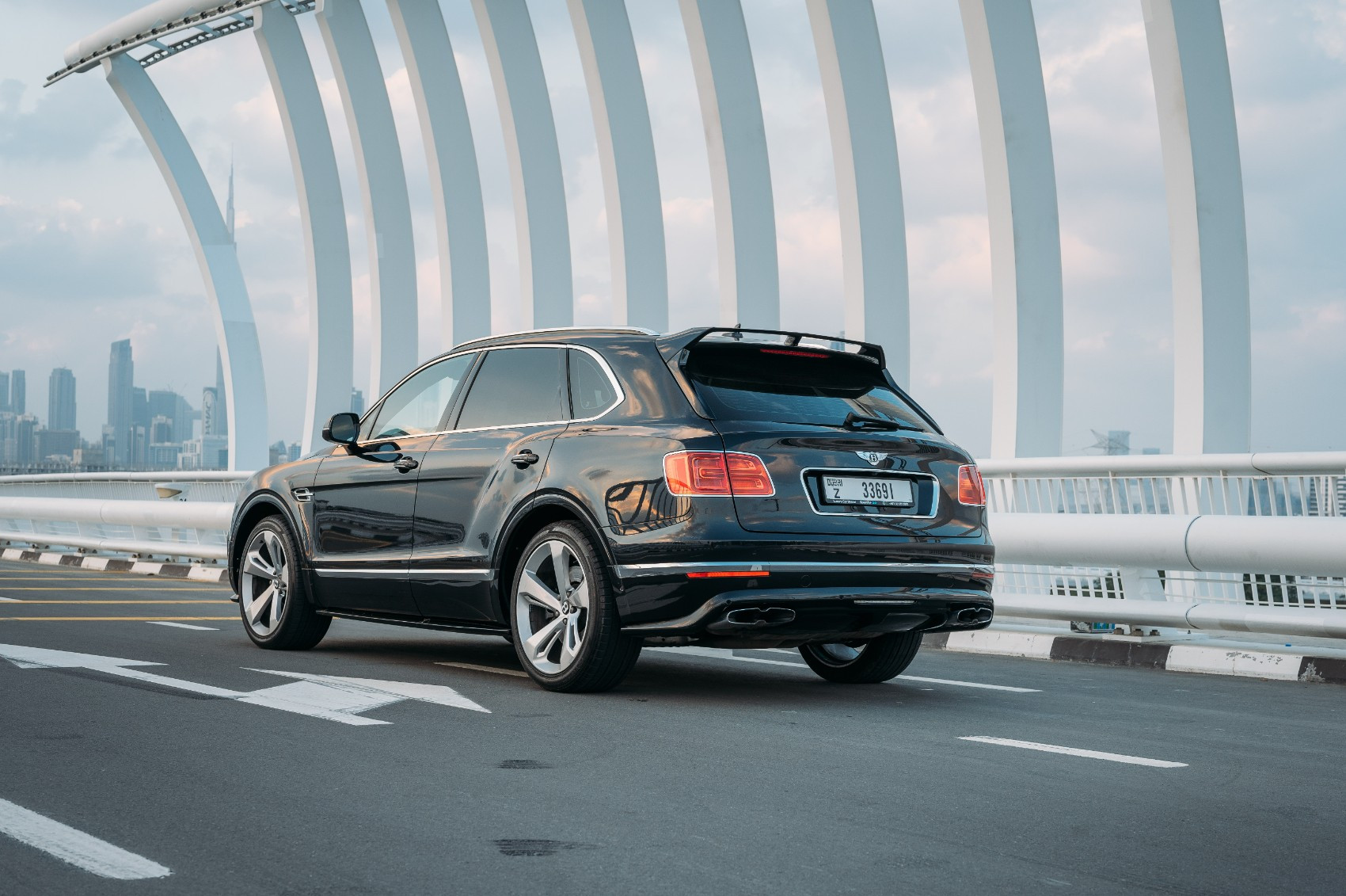 Negro Bentley Bentayga en alquiler en Sharjah 1