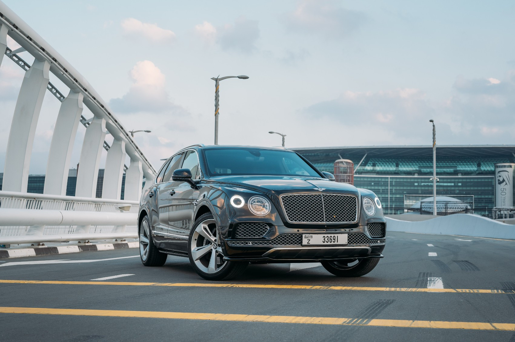 Negro Bentley Bentayga en alquiler en Abu-Dhabi 3