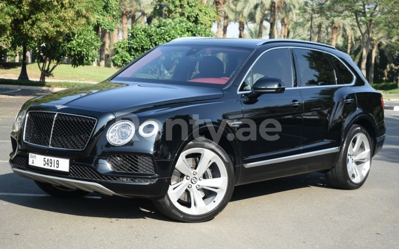 أسود Bentley Bentayga للإيجار في دبي