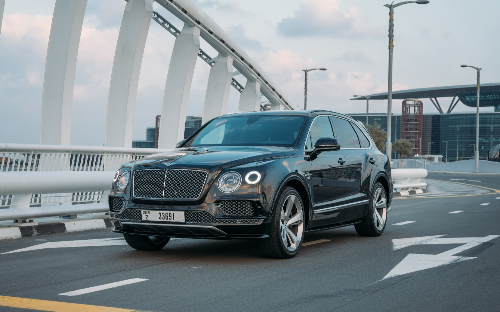 Negro Bentley Bentayga en alquiler en Abu-Dhabi