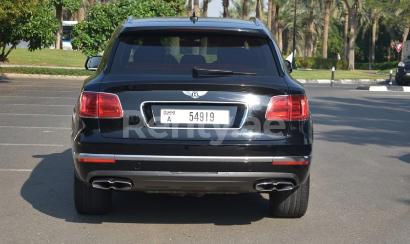 Negro Bentley Bentayga en alquiler en Dubai 2