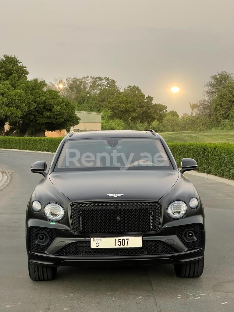 Negro Bentley Bentayga en alquiler en Abu-Dhabi 0