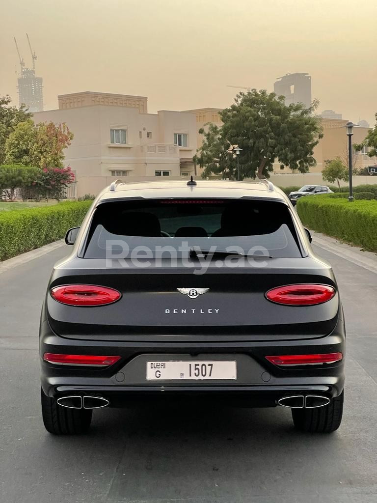 Negro Bentley Bentayga en alquiler en Abu-Dhabi 1