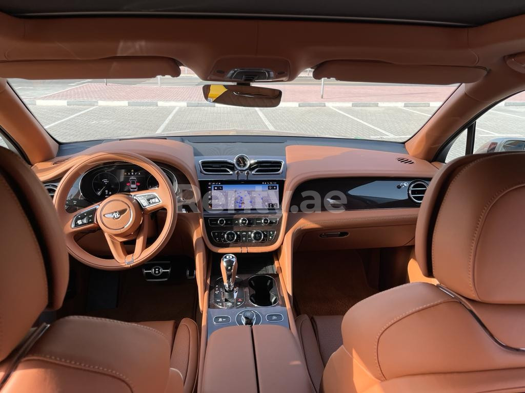 أسود Bentley Bentayga للإيجار في دبي 4