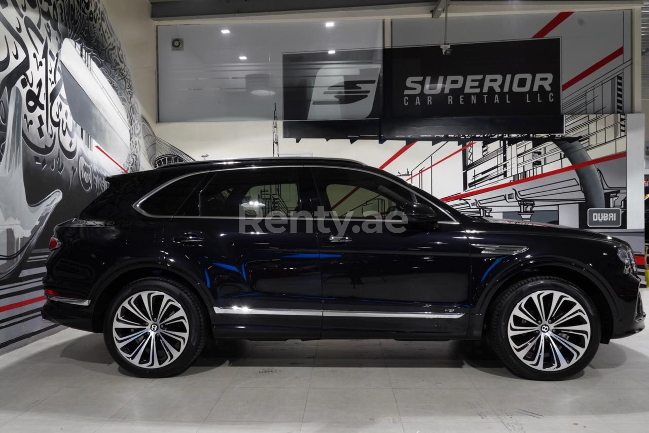 أسود Bentley Bentayga للإيجار في الشارقة 5