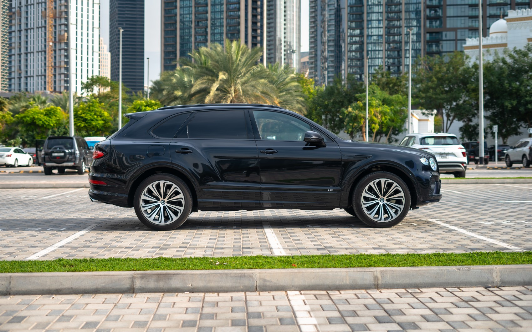 Negro Bentley Bentayga en alquiler en Abu-Dhabi 1