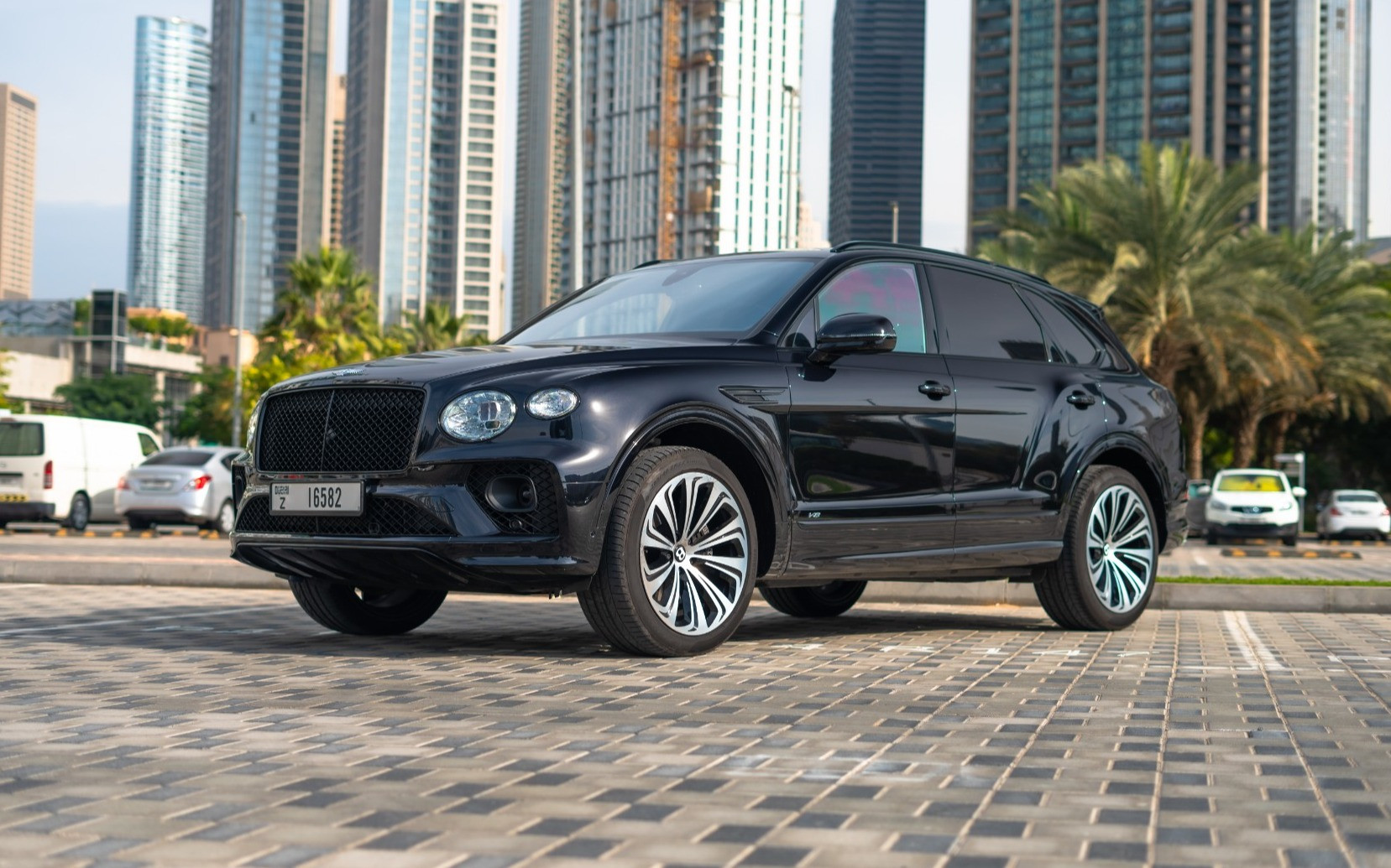 Schwarz Bentley Bentayga zur Miete in Dubai