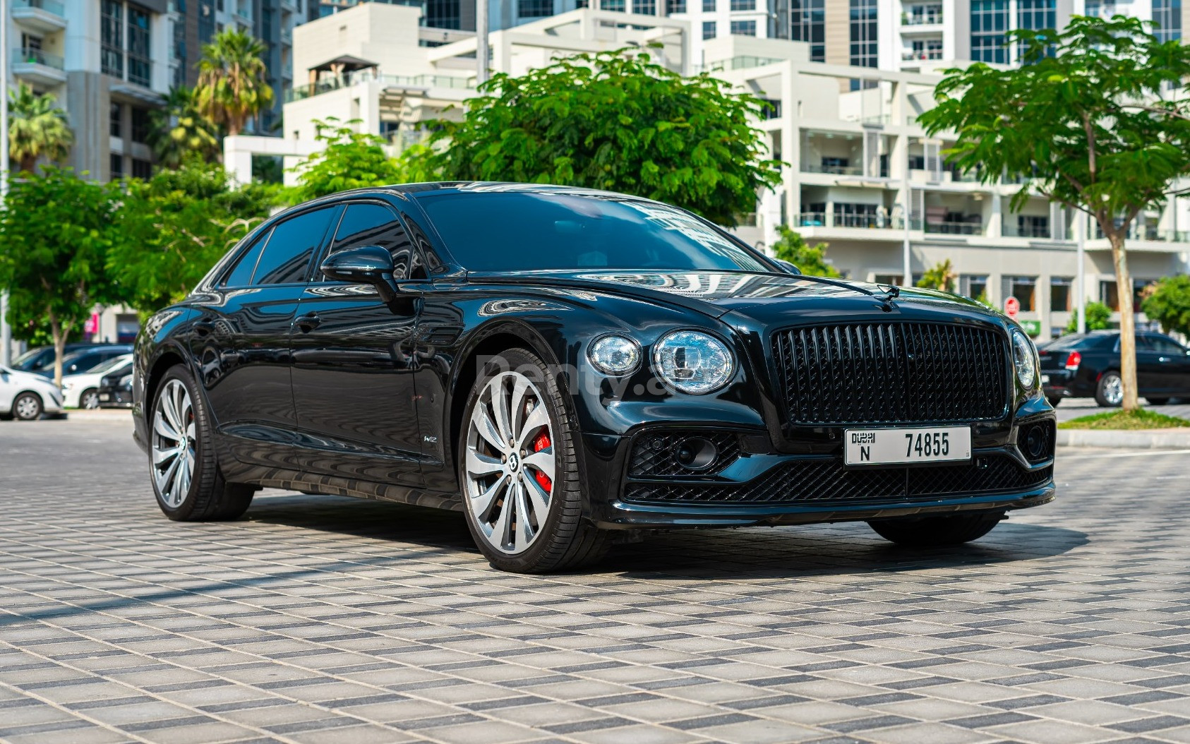 Negro Bentley Flying Spur en alquiler en Abu-Dhabi