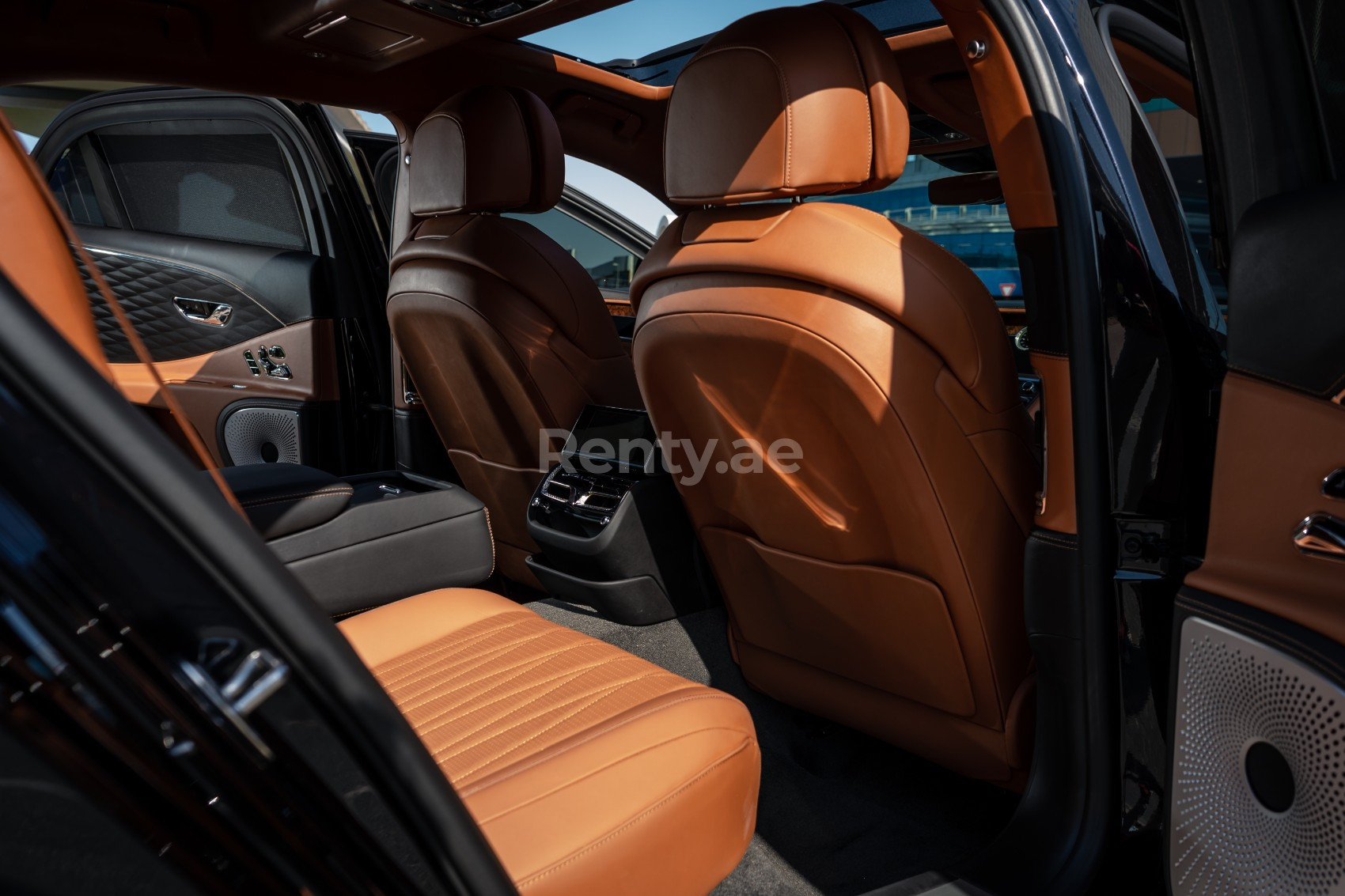 Negro Bentley Flying Spur en alquiler en Sharjah 4