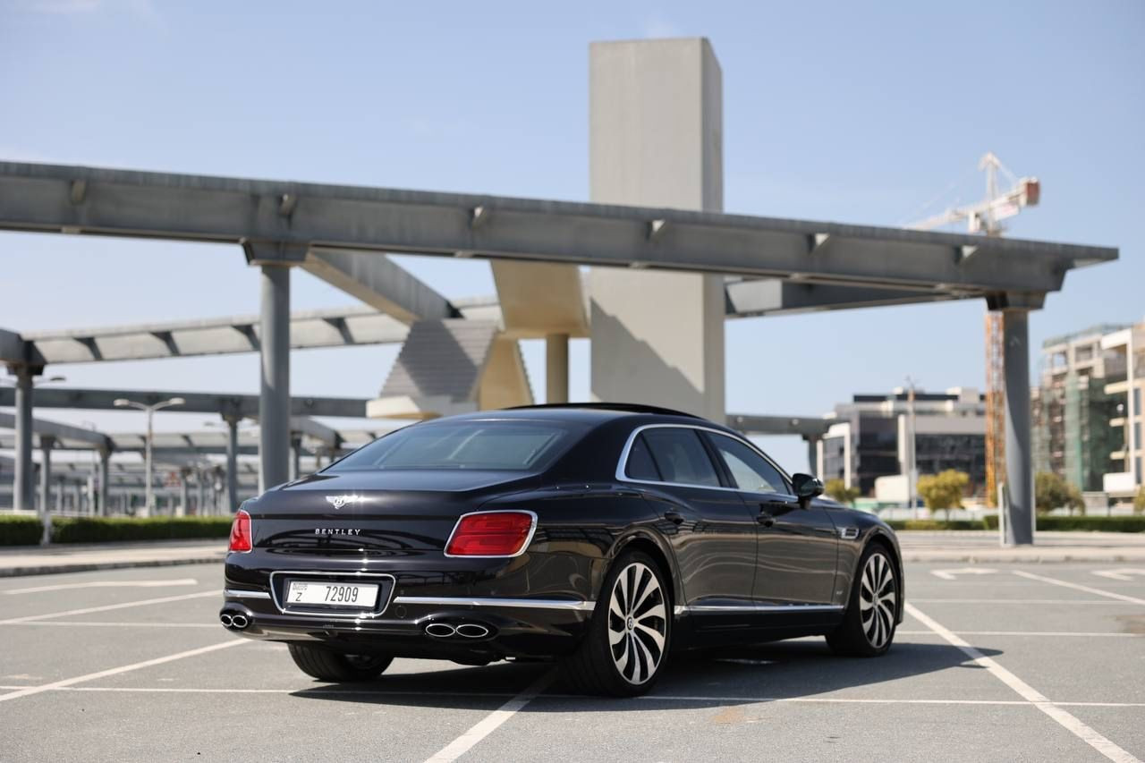 Negro Bentley Flying Spur en alquiler en Sharjah 2