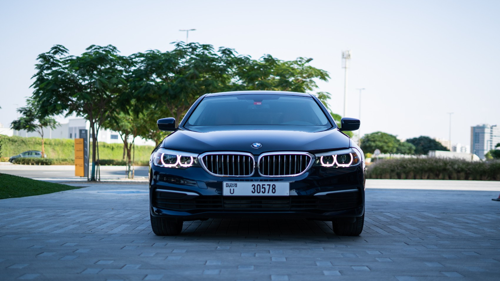 Negro BMW 5 Series en alquiler en Abu-Dhabi 0