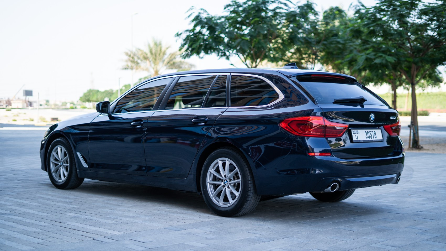 Noir BMW 5 Series en location à Dubai 1