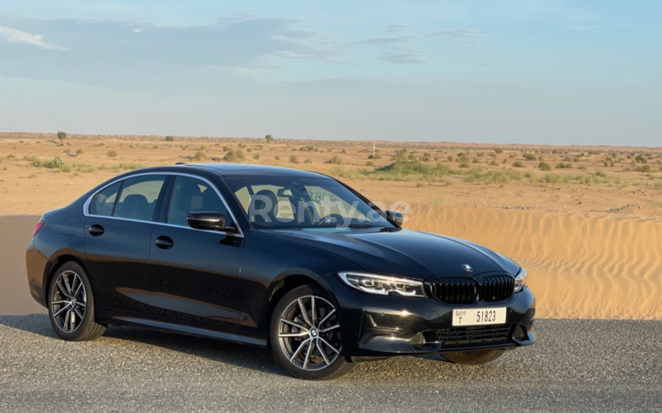 Noir BMW 3 Series en location à Abu-Dhabi