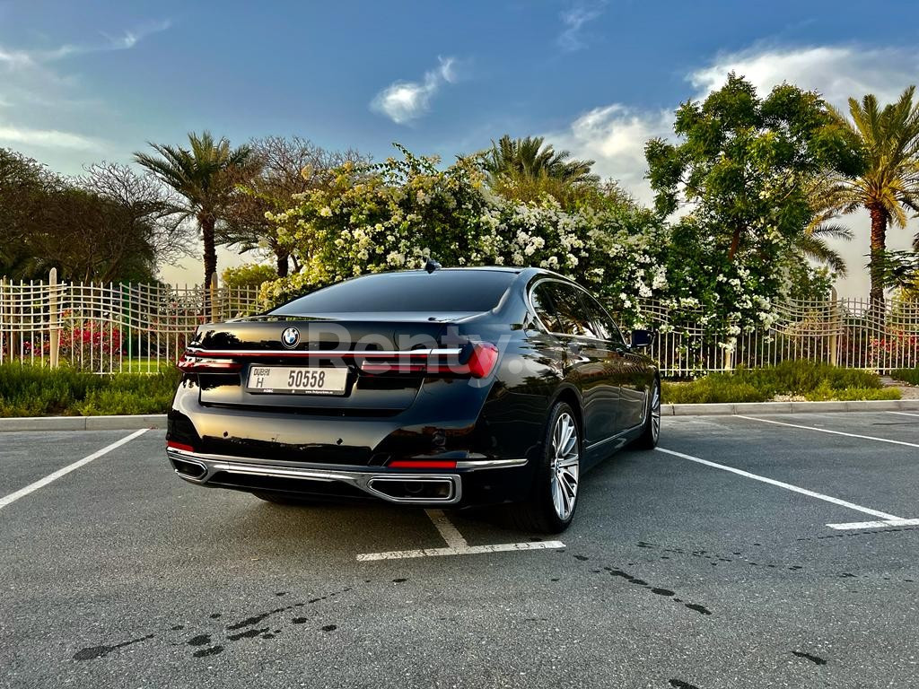 Negro BMW 730 en alquiler en Sharjah 2