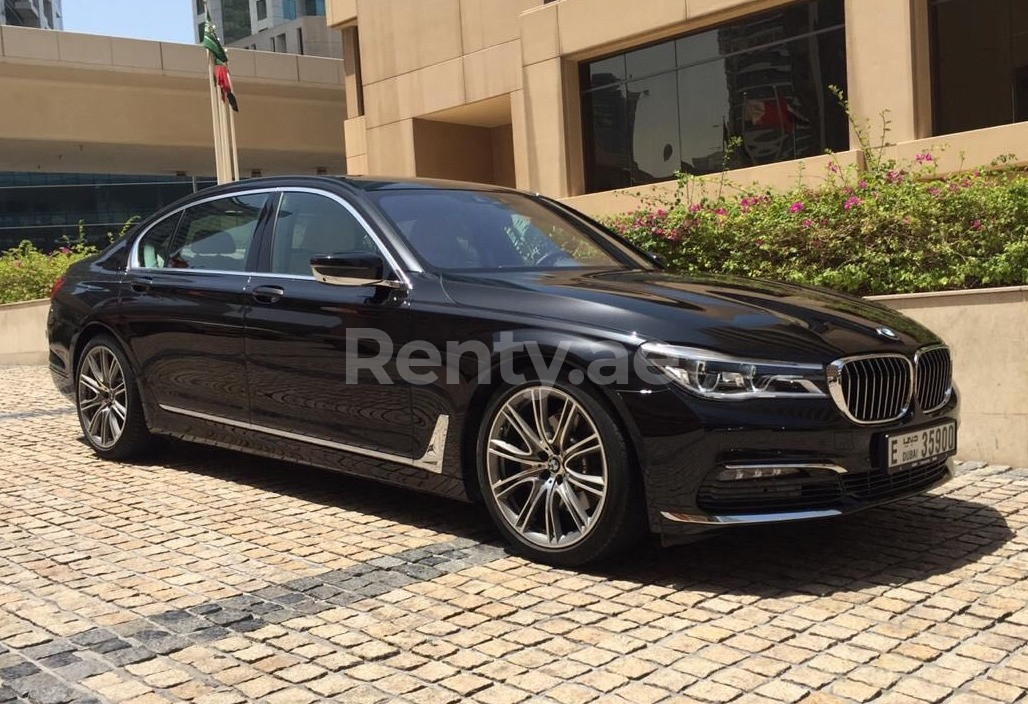 Negro BMW 730 Li en alquiler en Sharjah