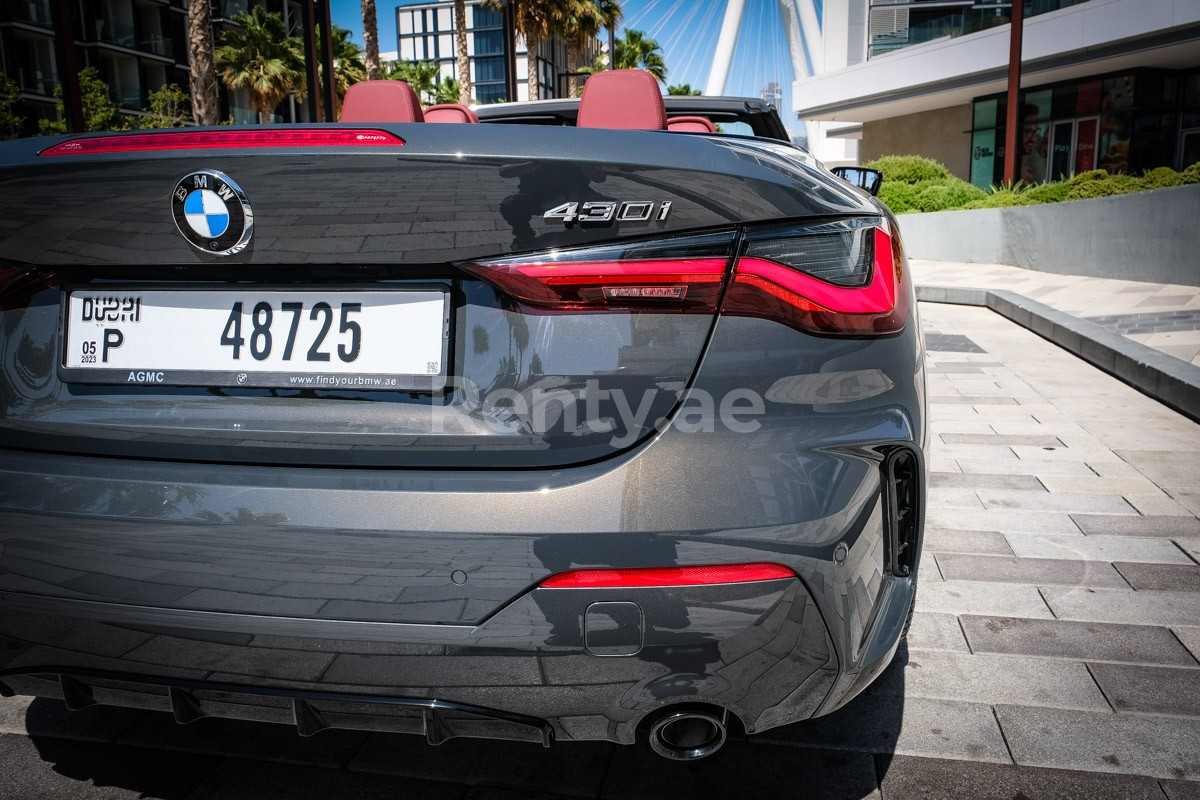 Gris Foncé BMW 430i cabrio en location à Abu-Dhabi 4