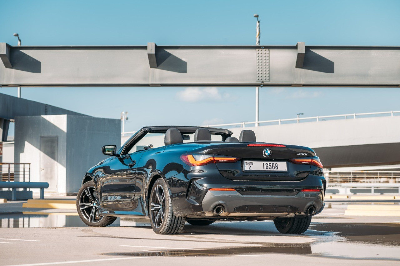 Noir BMW 430i cabrio en location à Abu-Dhabi 2