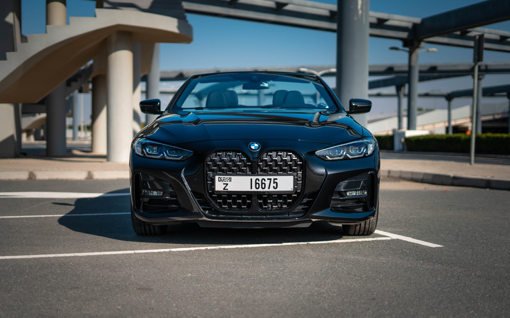 Noir BMW 430i cabrio en location à Dubai 0