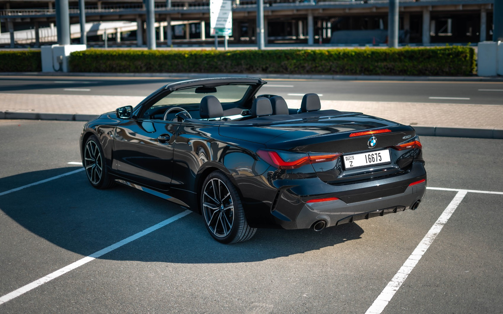 Negro BMW 430i cabrio en alquiler en Abu-Dhabi 2