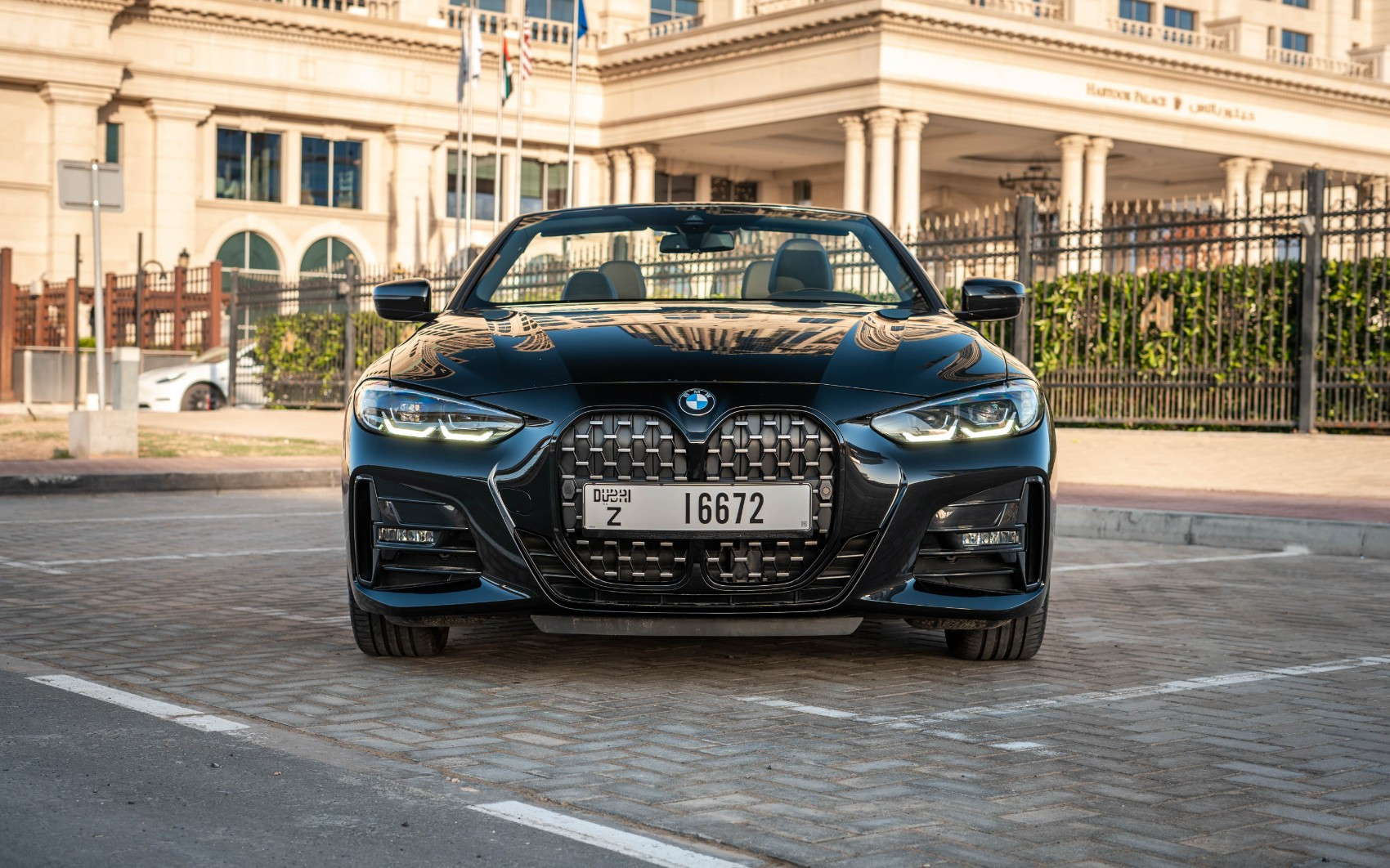 在迪拜租赁黑色 BMW 430i cabrio 0