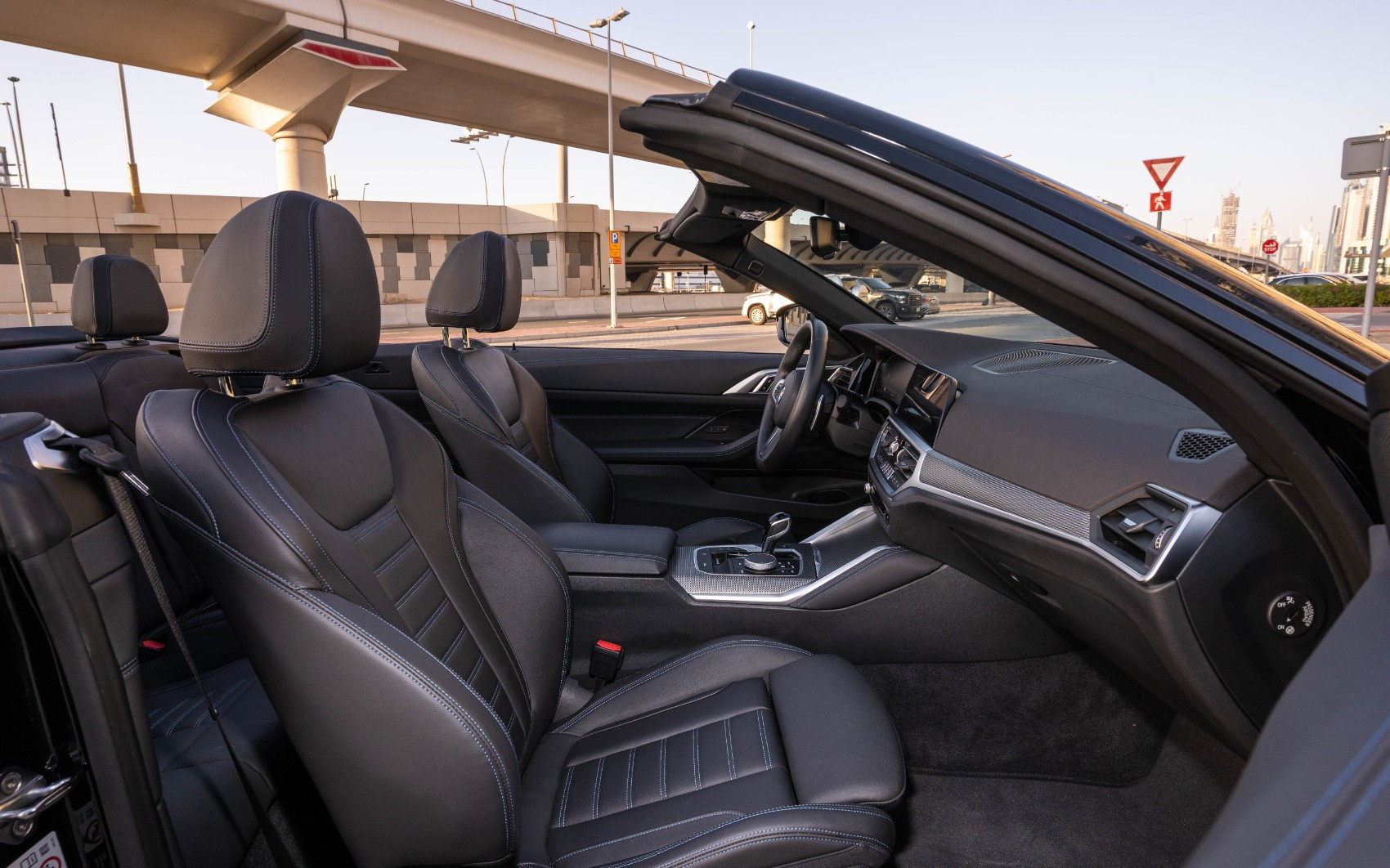 Negro BMW 430i cabrio en alquiler en Abu-Dhabi 4