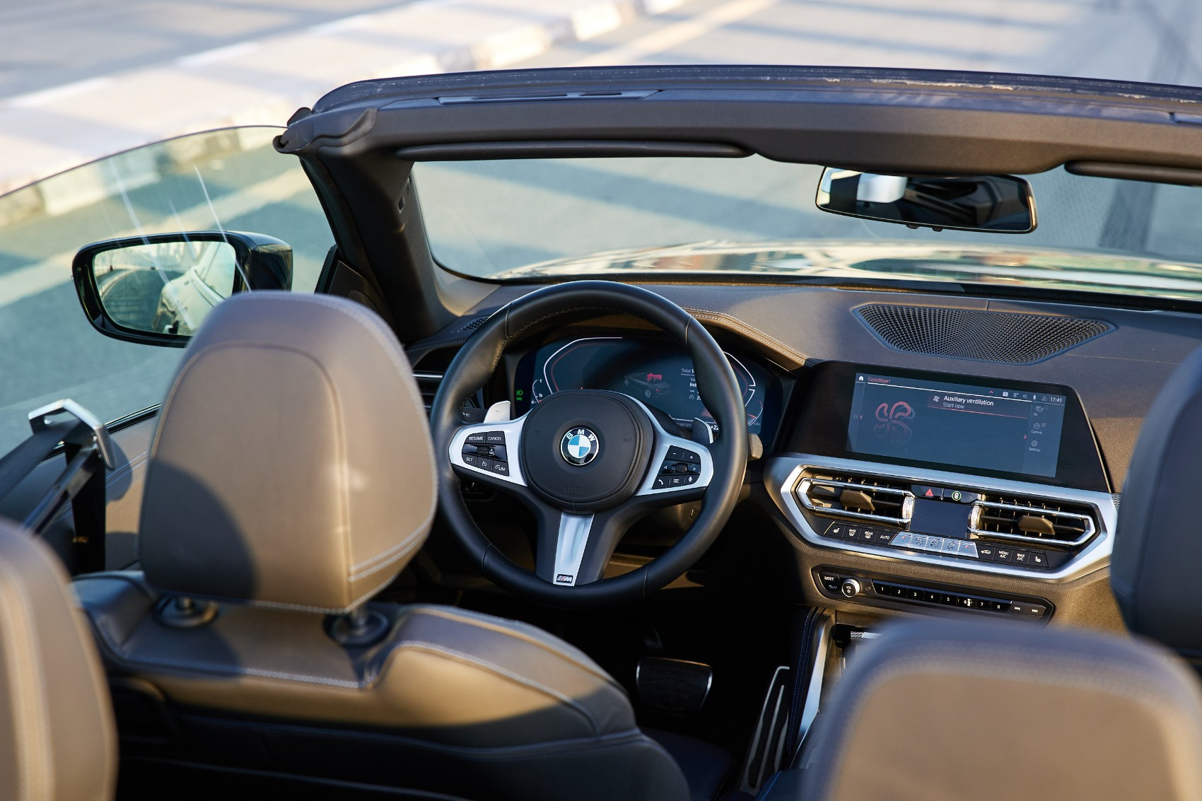 Noir BMW 430i cabrio en location à Sharjah 5