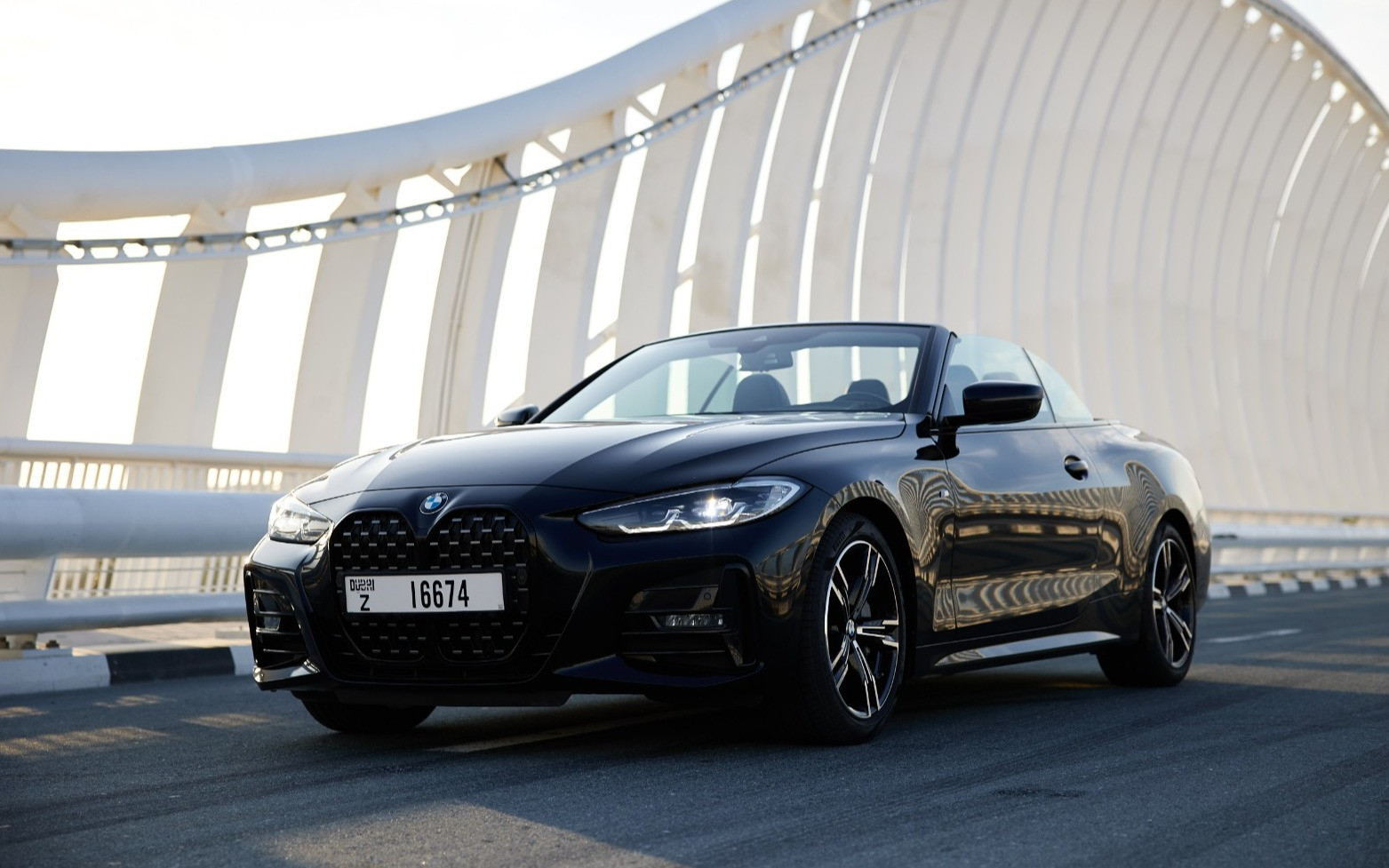 Noir BMW 430i cabrio en location à Sharjah