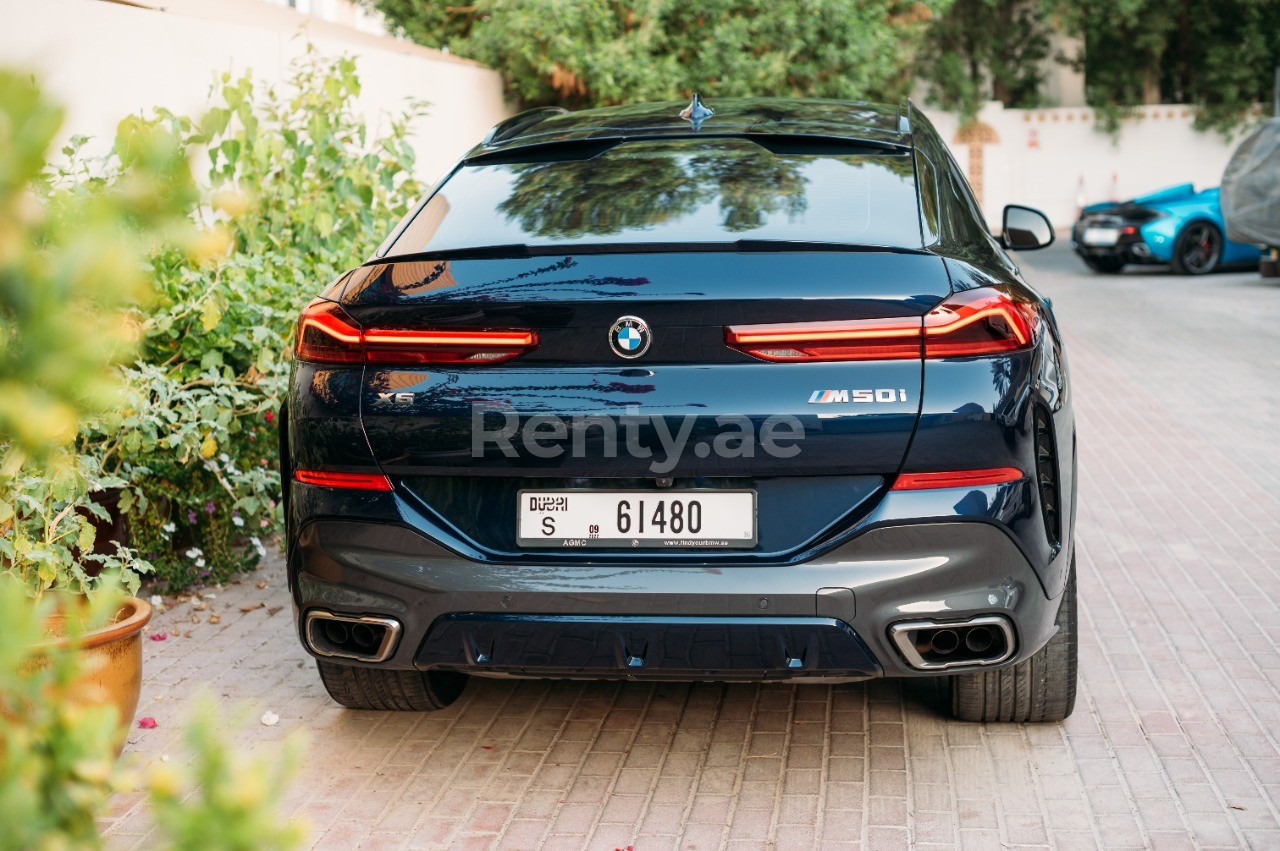 Noir BMW X6 M50 en location à Abu-Dhabi 4