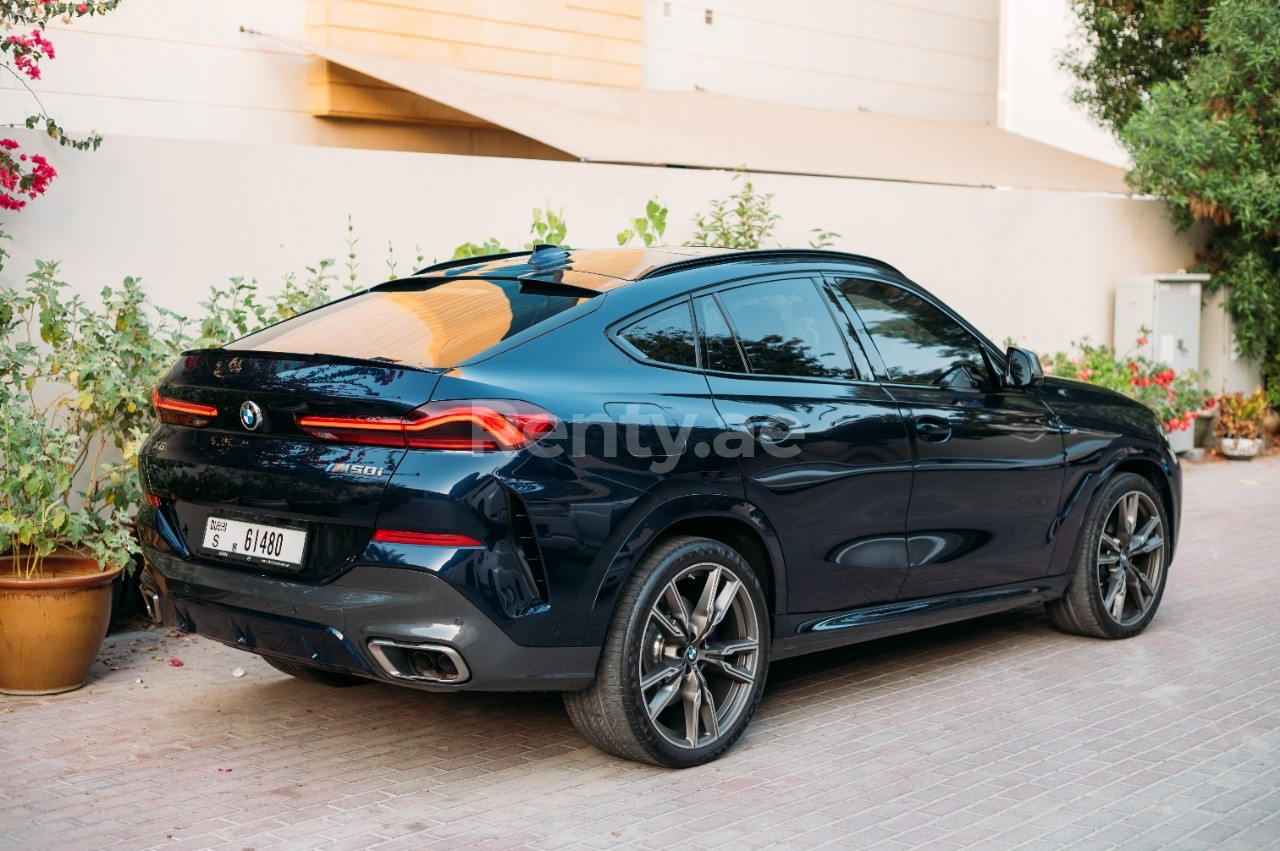 Negro BMW X6 M50 en alquiler en Abu-Dhabi 6