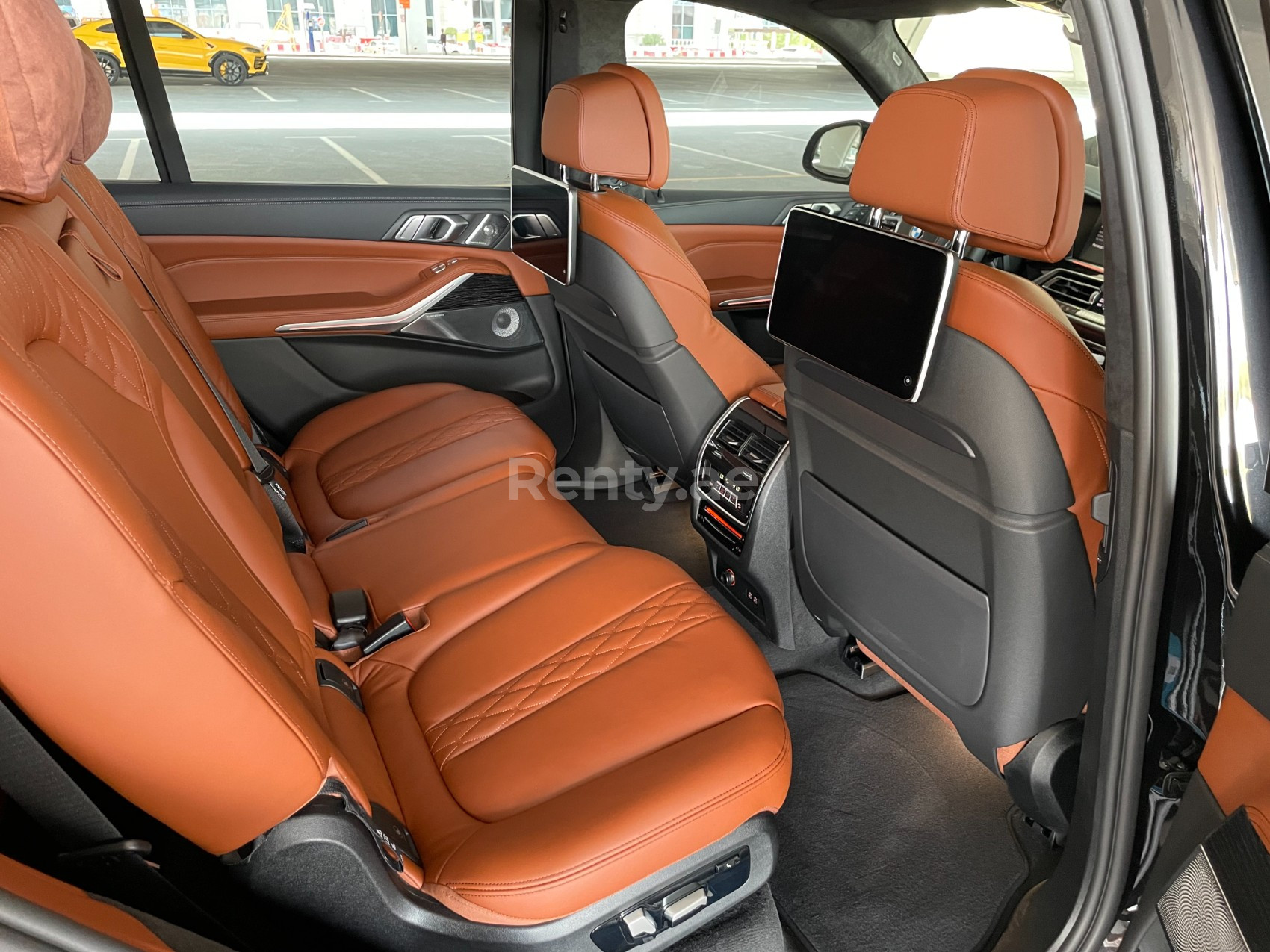 在沙迦租赁黑色 BMW X7 M50i 0