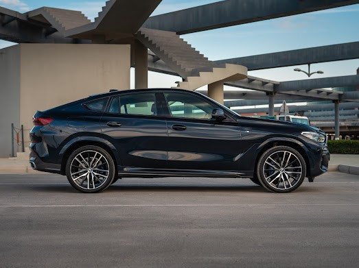 Azul Oscuro BMW X6 M-kit en alquiler en Dubai 1