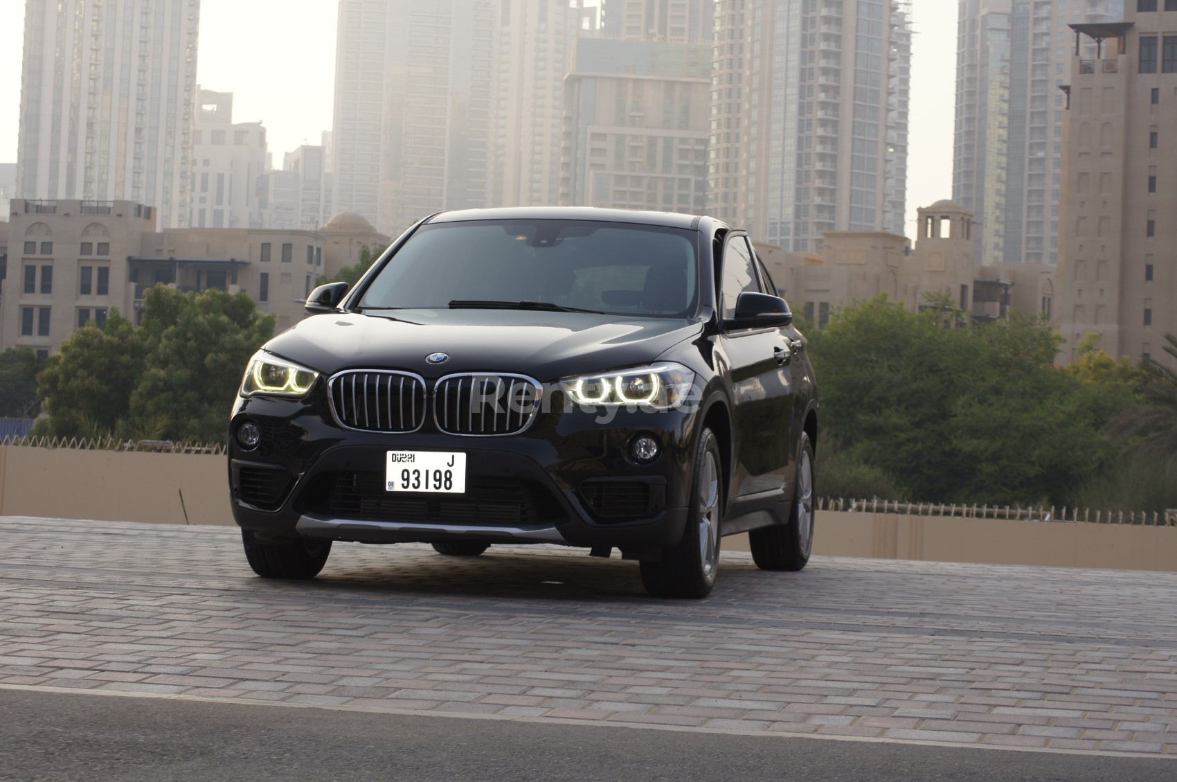 Negro BMW X1 en alquiler en Sharjah 0