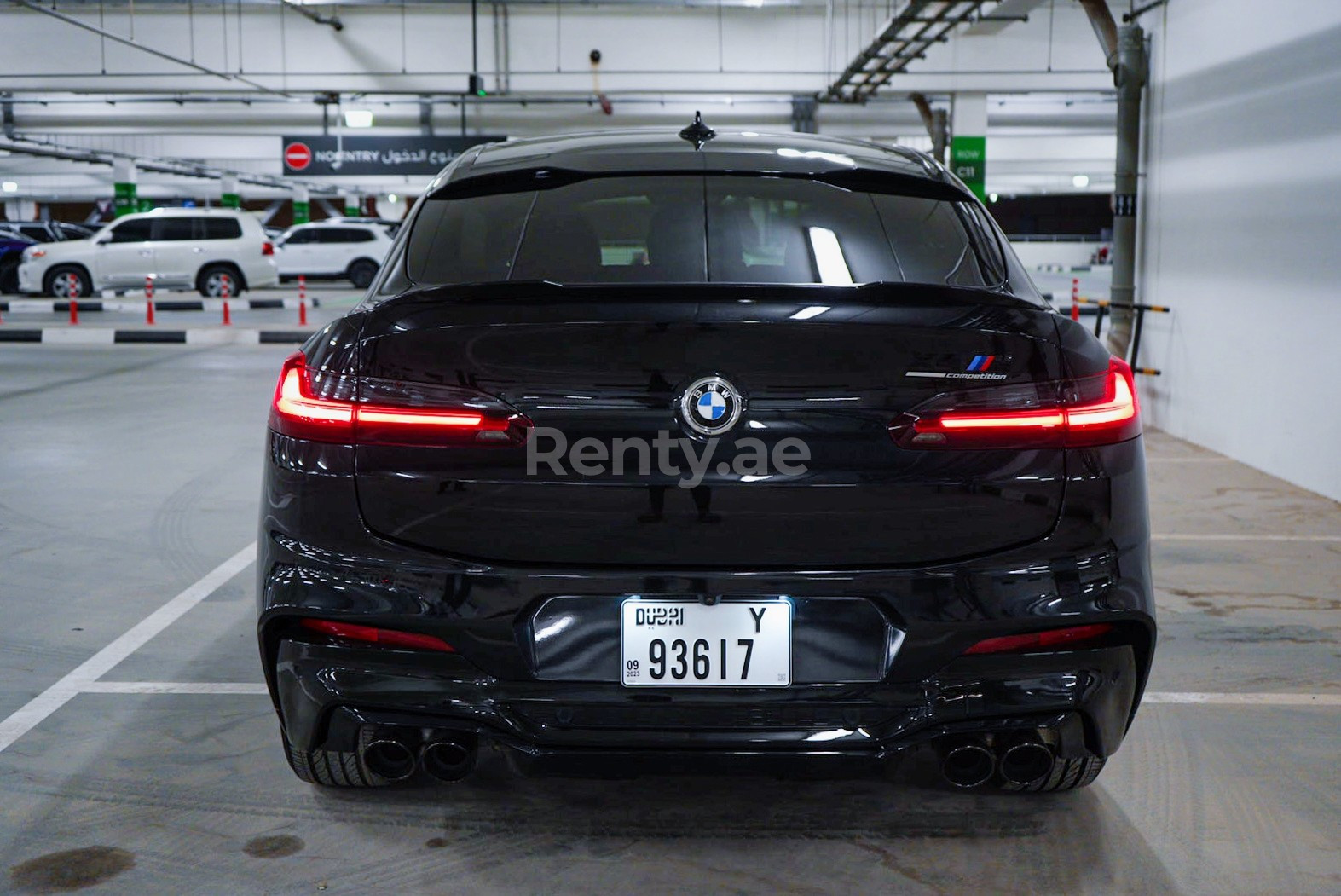 أسود 2020 BMW X4 with X4M Body Kit للإيجار في الشارقة 4