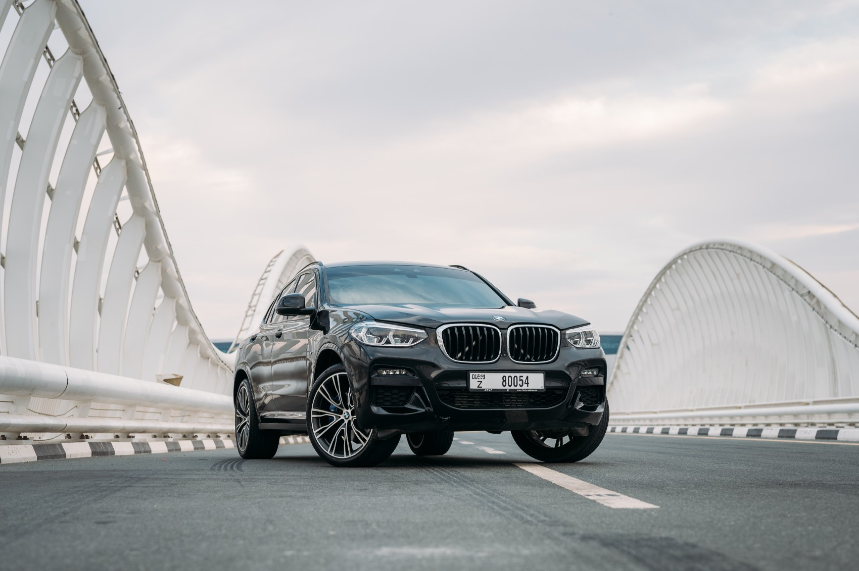 Negro BMW X4 en alquiler en Sharjah 0