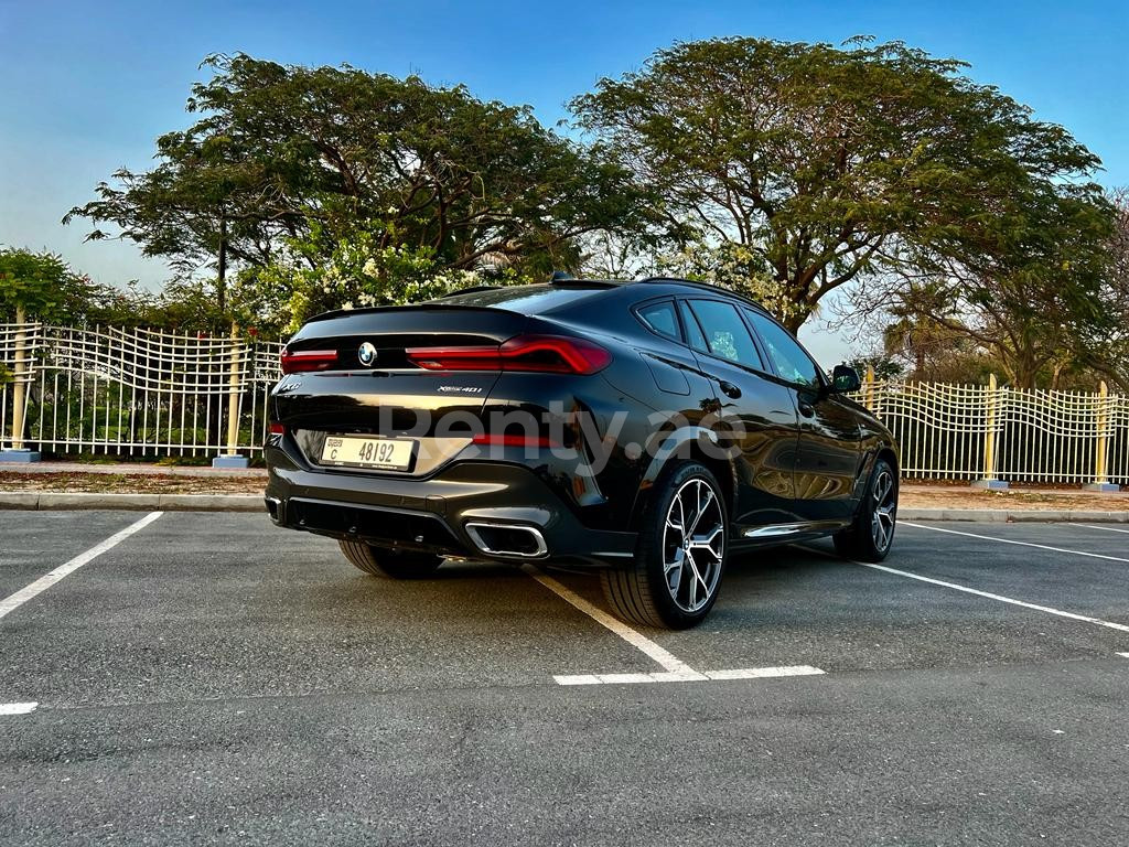 Noir BMW X6 en location à Abu-Dhabi 4