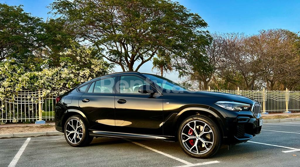 Schwarz BMW X6 zur Miete in Sharjah 6