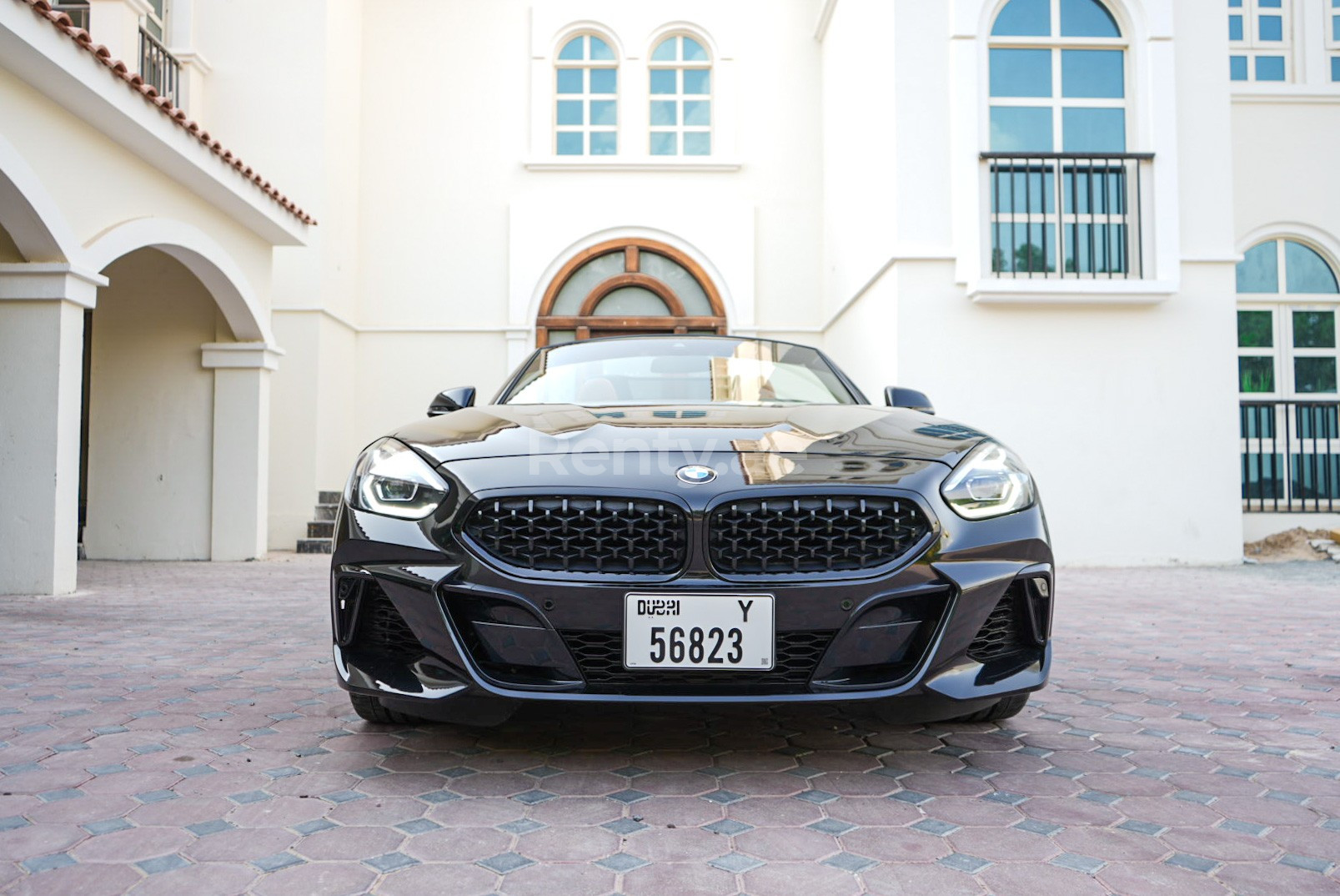 Schwarz BMW Z4 zur Miete in Sharjah 0