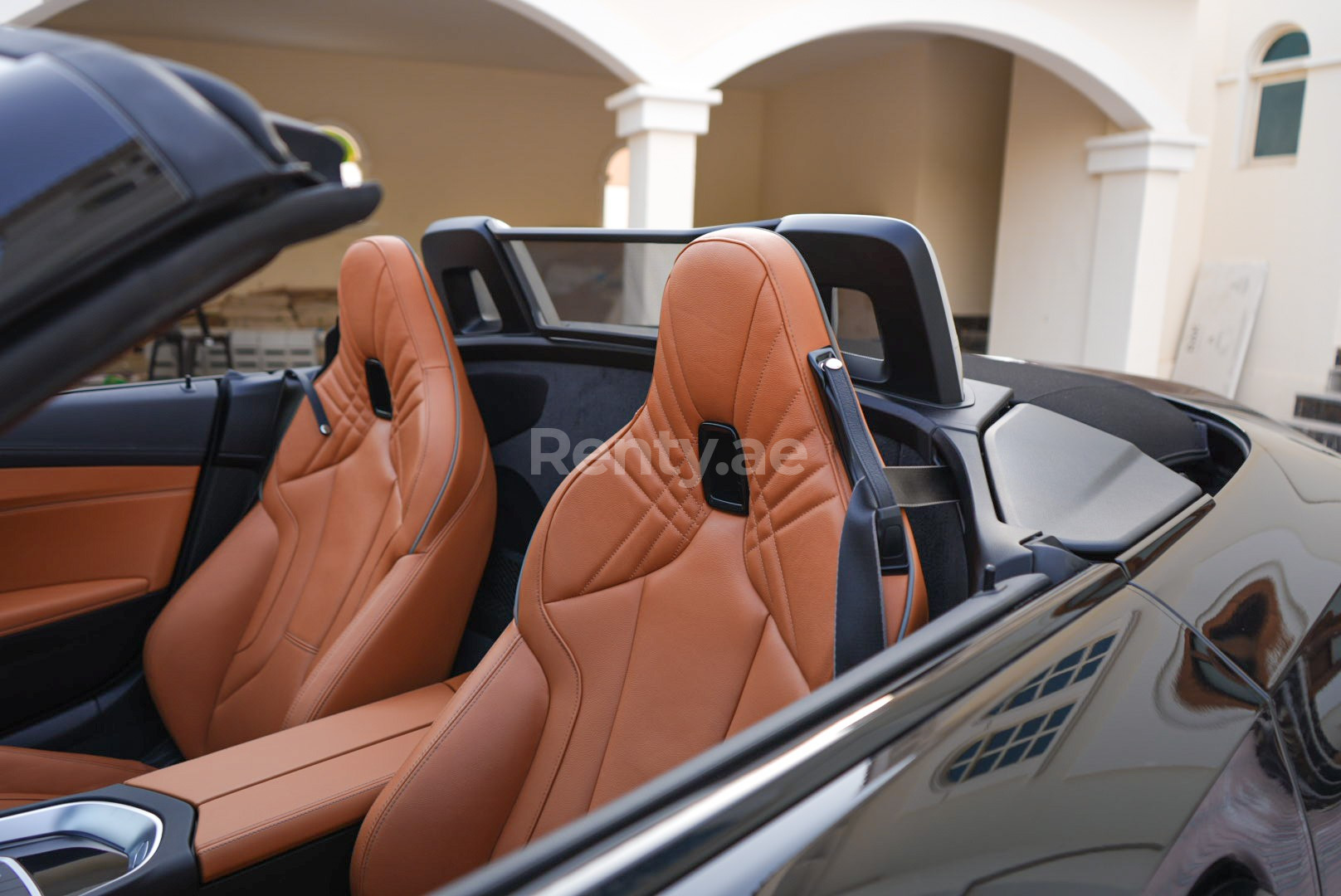 Schwarz BMW Z4 zur Miete in Sharjah 6