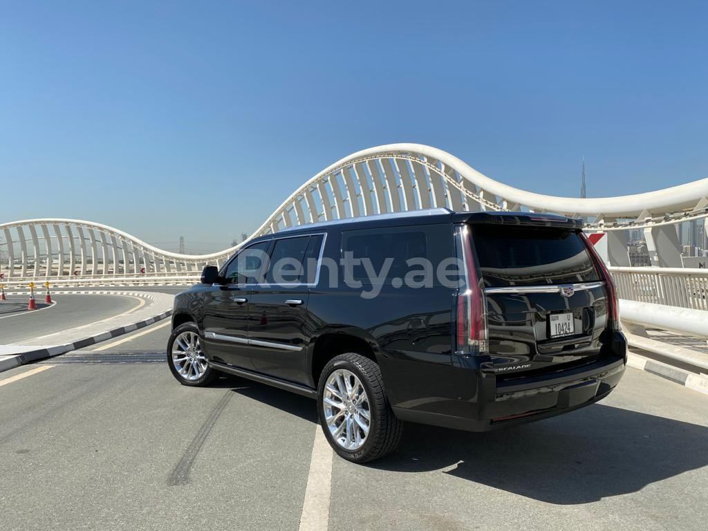 أسود Cadillac Escalade XL للإيجار في أبو ظبي 0