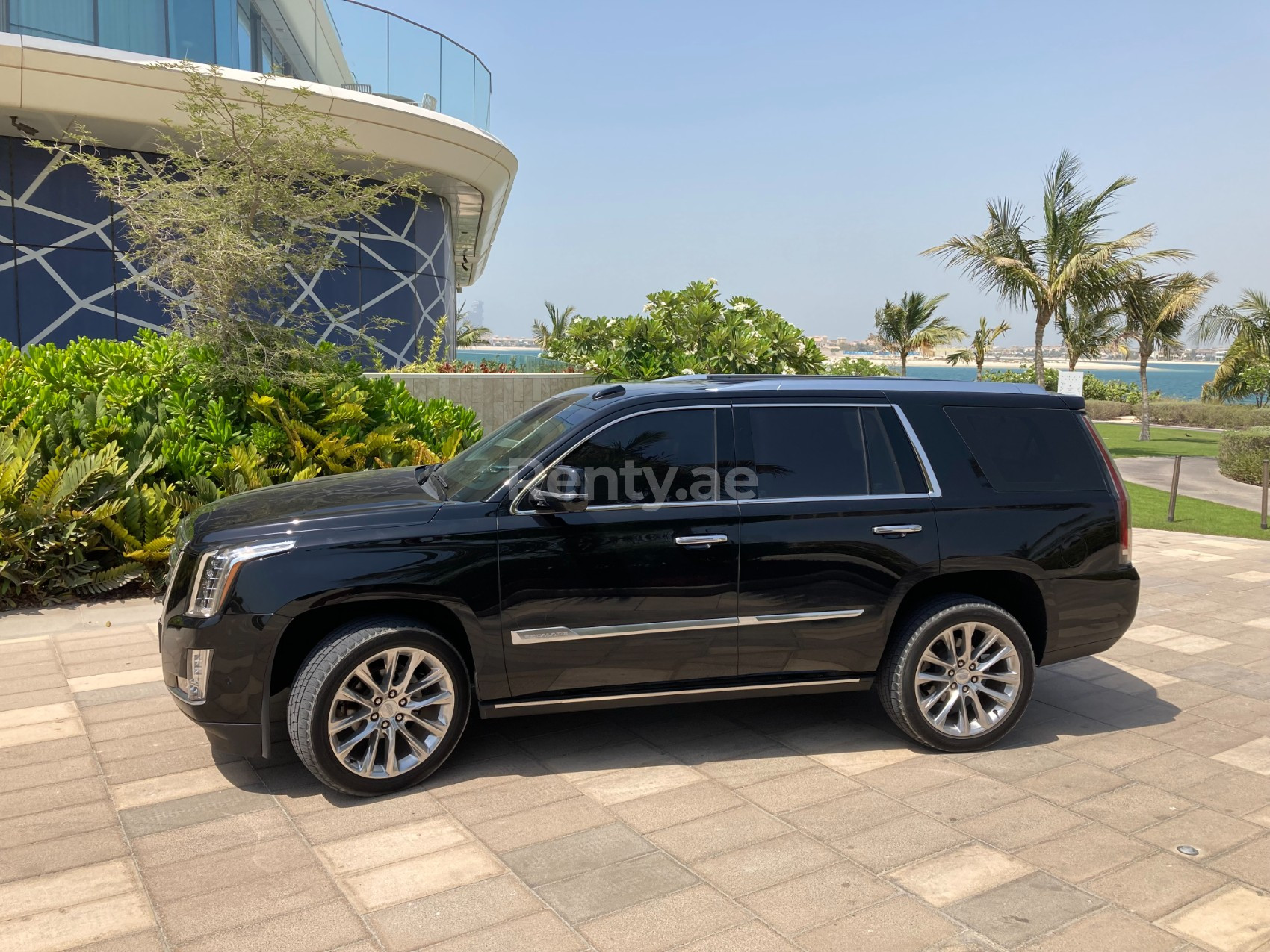 Schwarz Cadillac Escalade zur Miete in Dubai 3