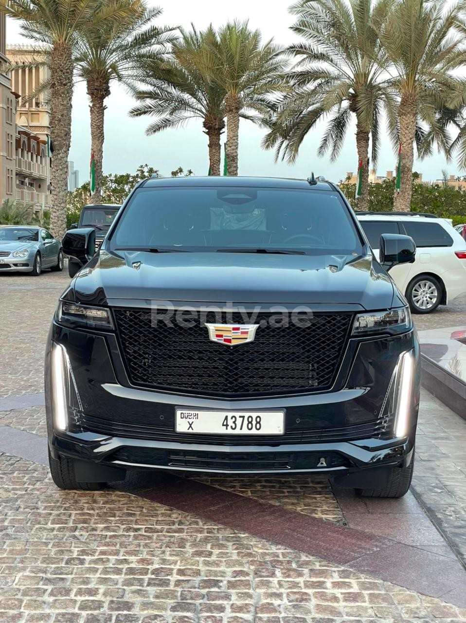 Negro Cadillac Escalade Platinum S en alquiler en Dubai 0