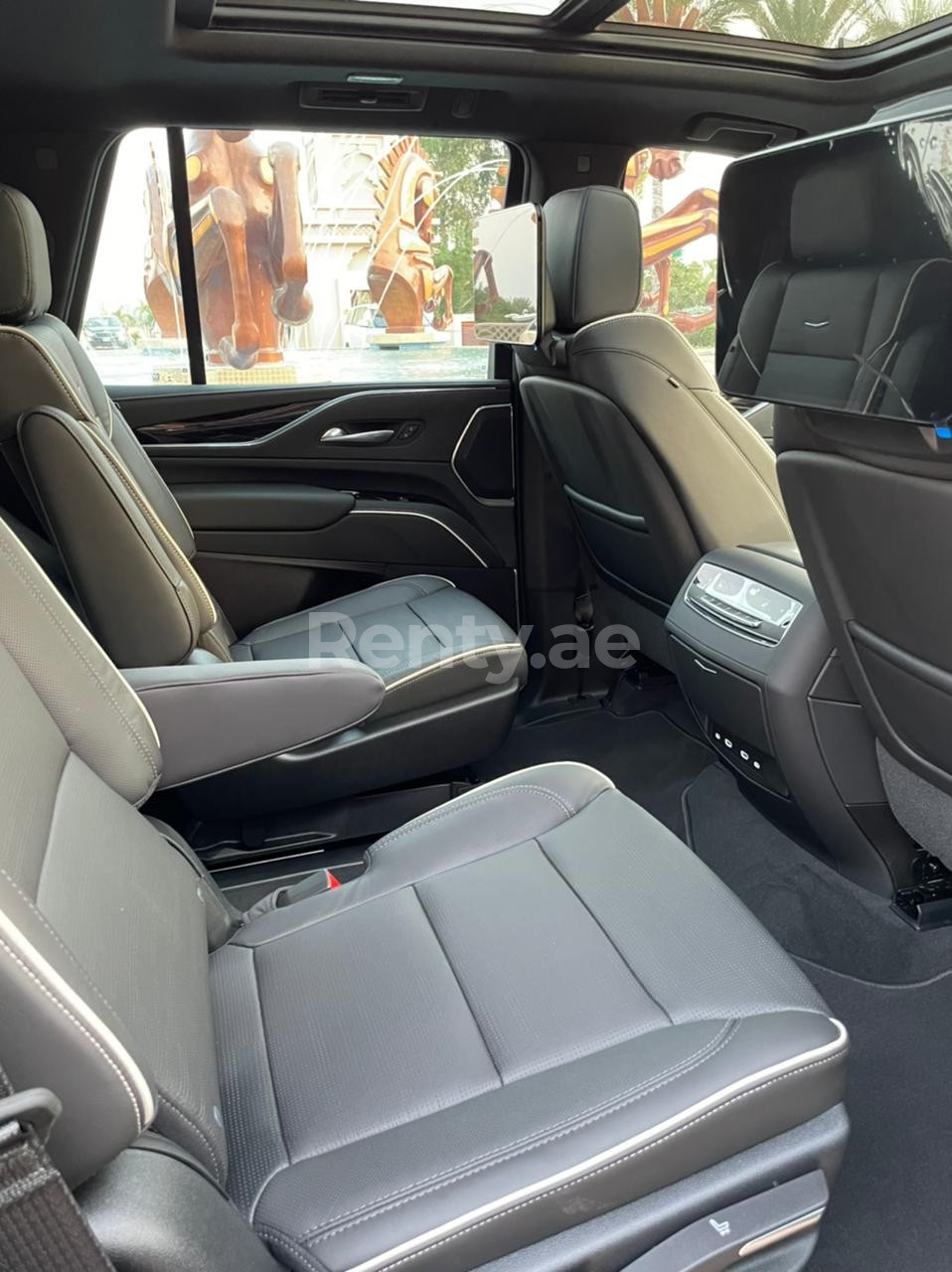 Черный Cadillac Escalade Platinum S в аренду в Дубай 2