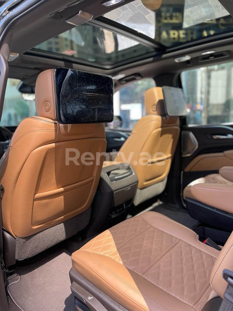 أسود Cadillac Escalade للإيجار في دبي 6