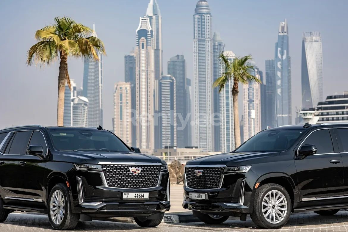 Noir Cadillac Escalade en location à Dubai 2