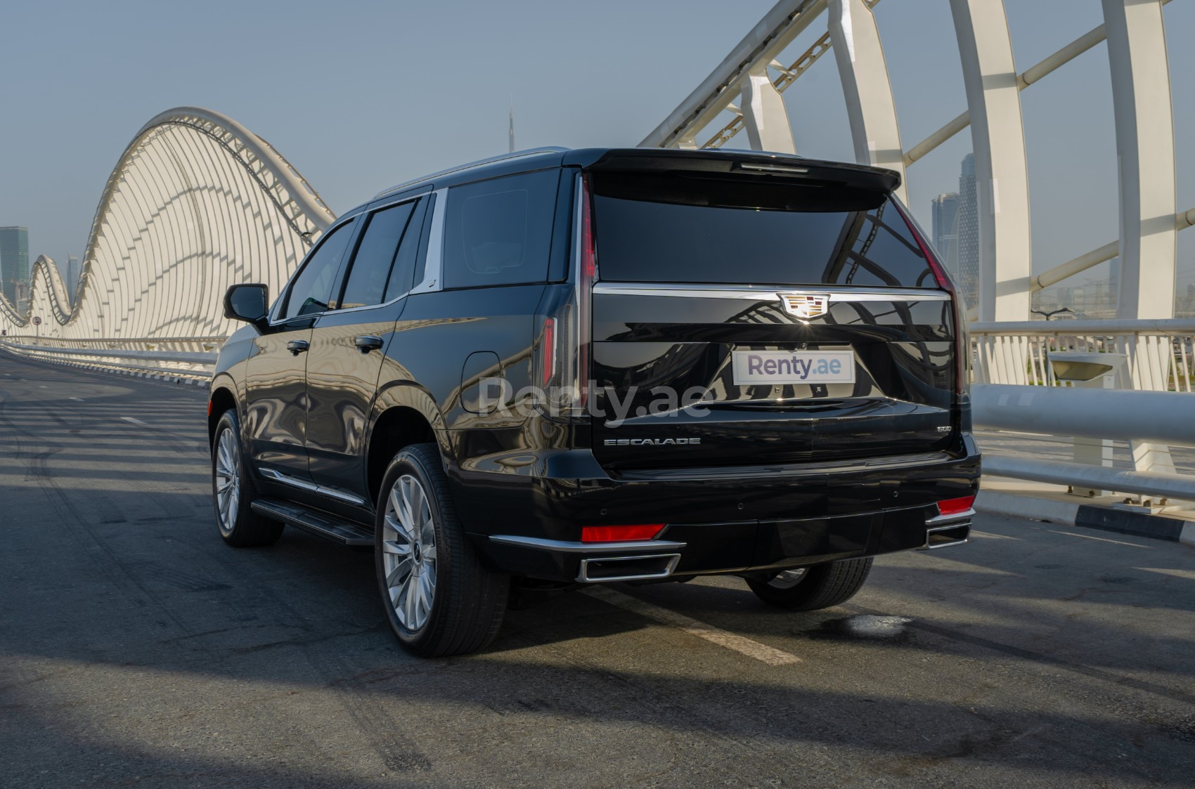 在迪拜租赁黑色 Cadillac Escalade 0