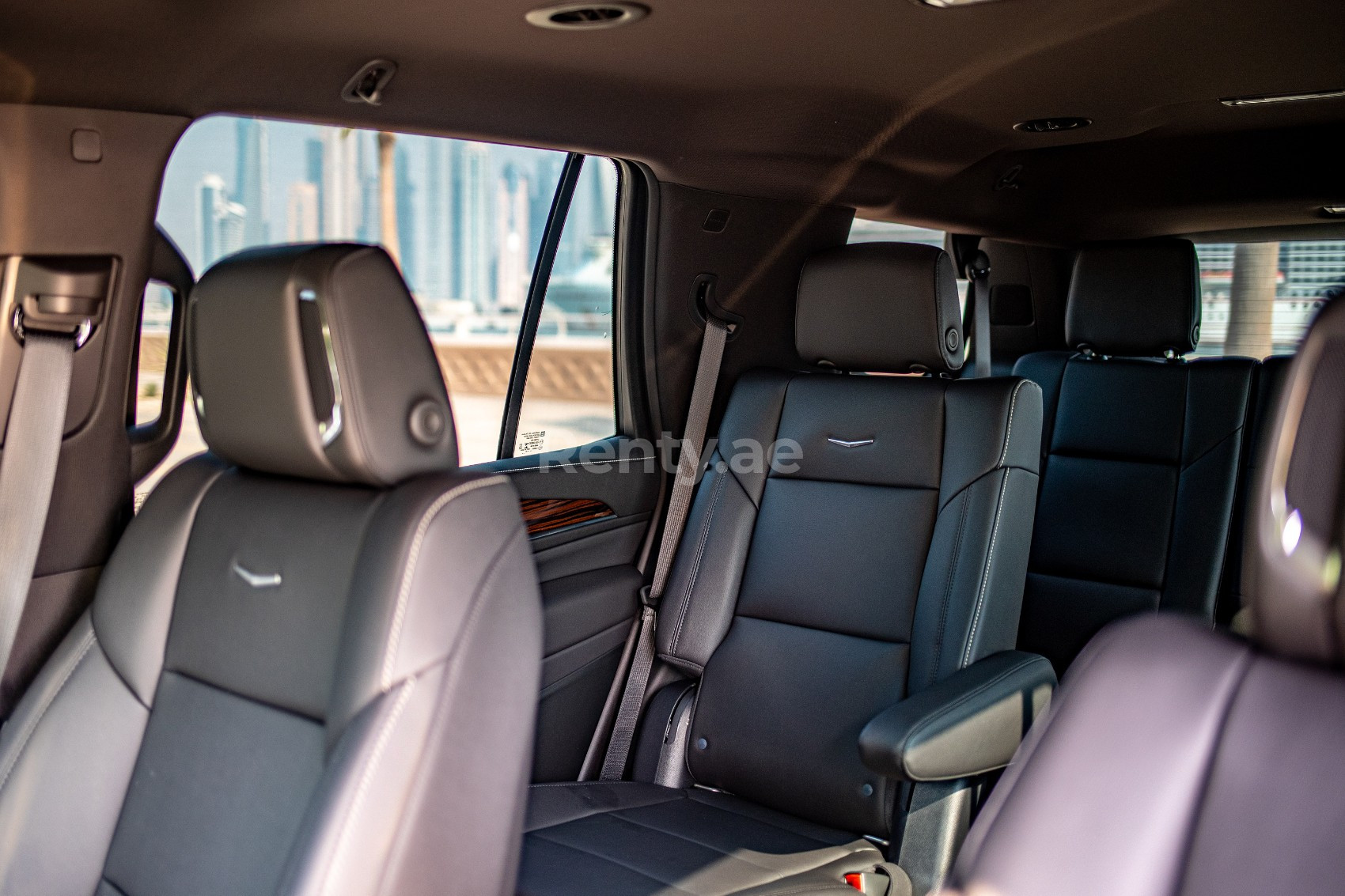 أسود Cadillac Escalade للإيجار في دبي 2