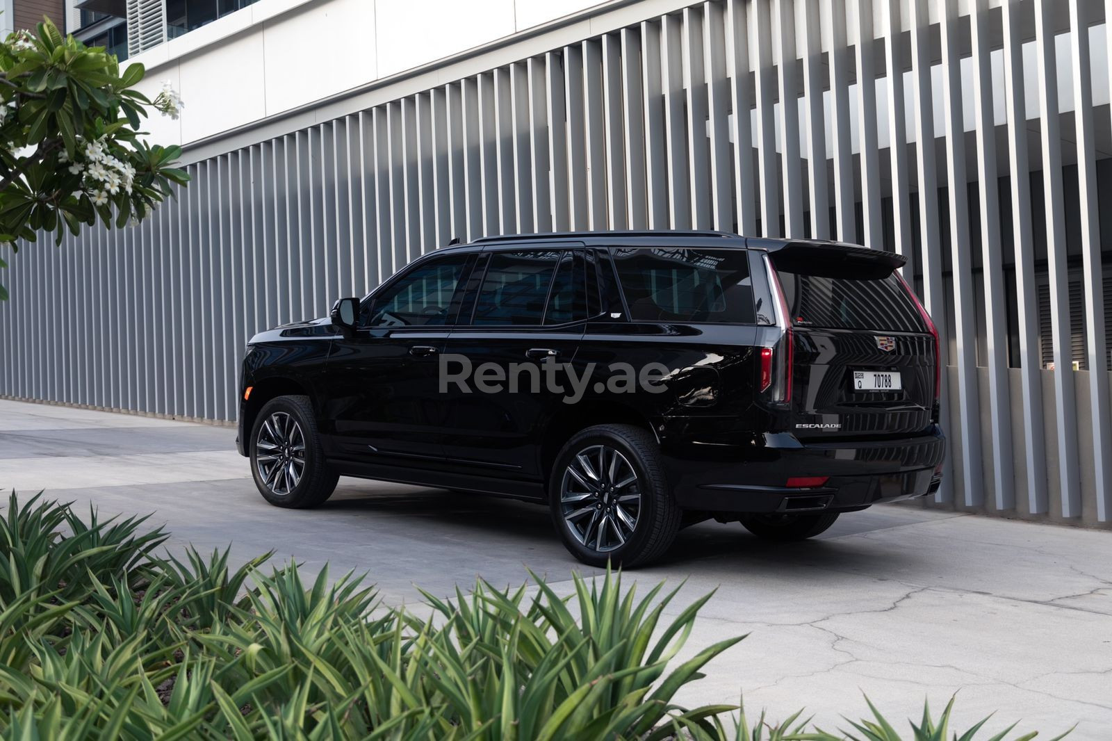 Schwarz Cadillac Escalade zur Miete in Abu-Dhabi 1