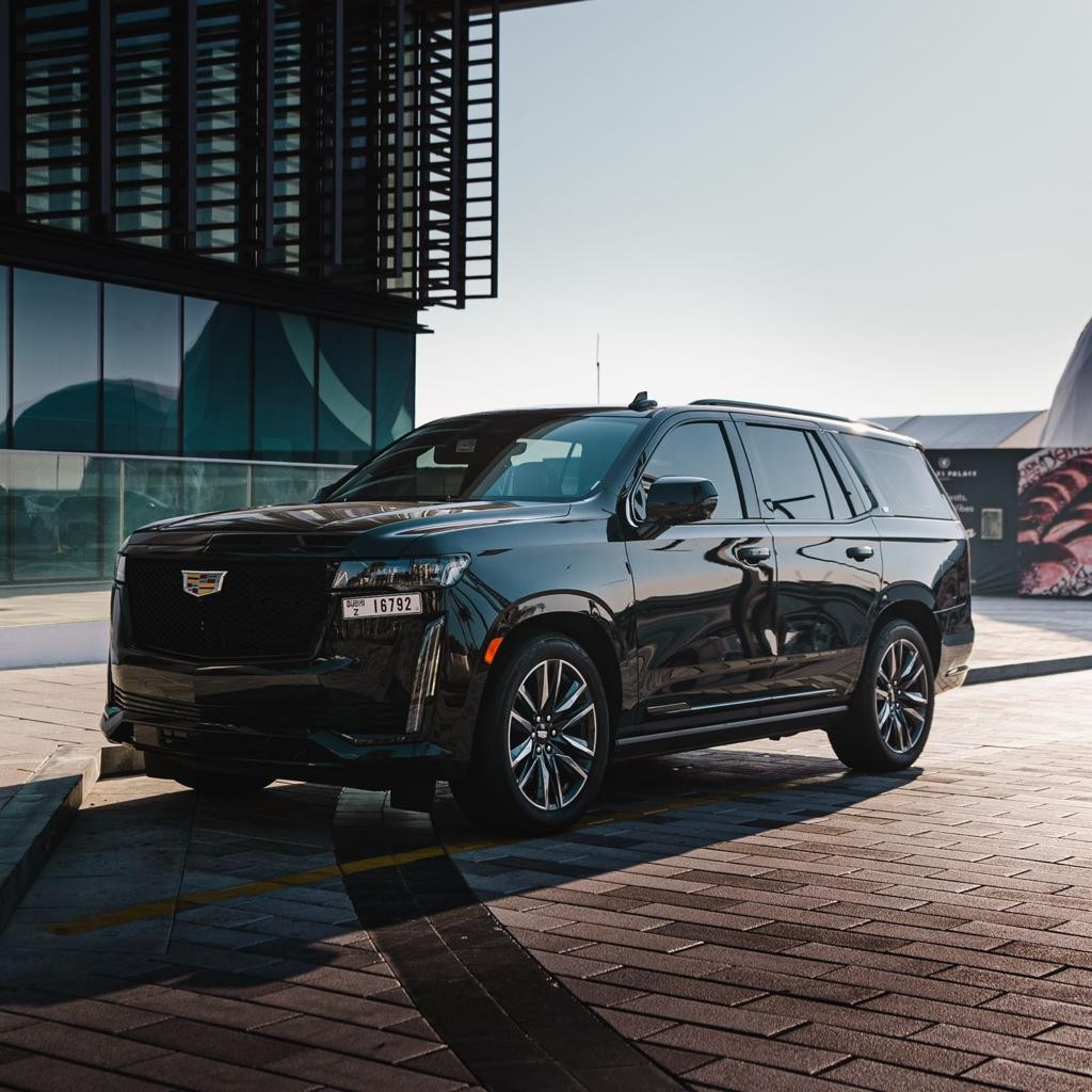 Nero Cadillac Escalade in affitto a Abu-Dhabi 0